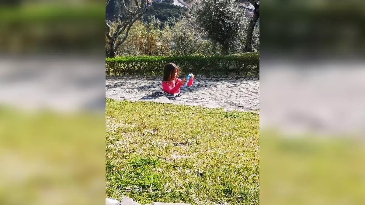 girl stuck in concrete illusion meme image