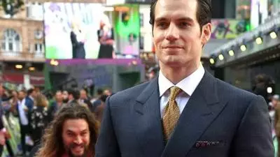 jason momoa sneaks up on henry cavill