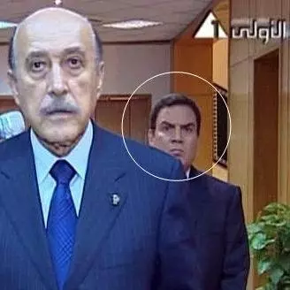 the guy behind omar soliman %D8%A7%D9%84%D8%B1%D8%A7%D8%AC%D9%84 %D8%A7%D9%84%D9%84%D9%89 %D9%88%D8%B1%D8%A7 %D8%B9%D9%85%D8%B1 %D8%B3%D9%84%D9%8A%D9%85%D8%A7%D9%86 meme image