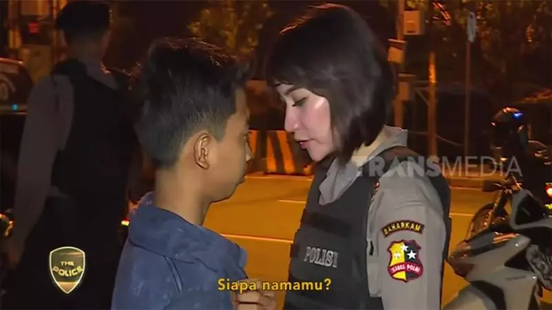 policial e girl meme image